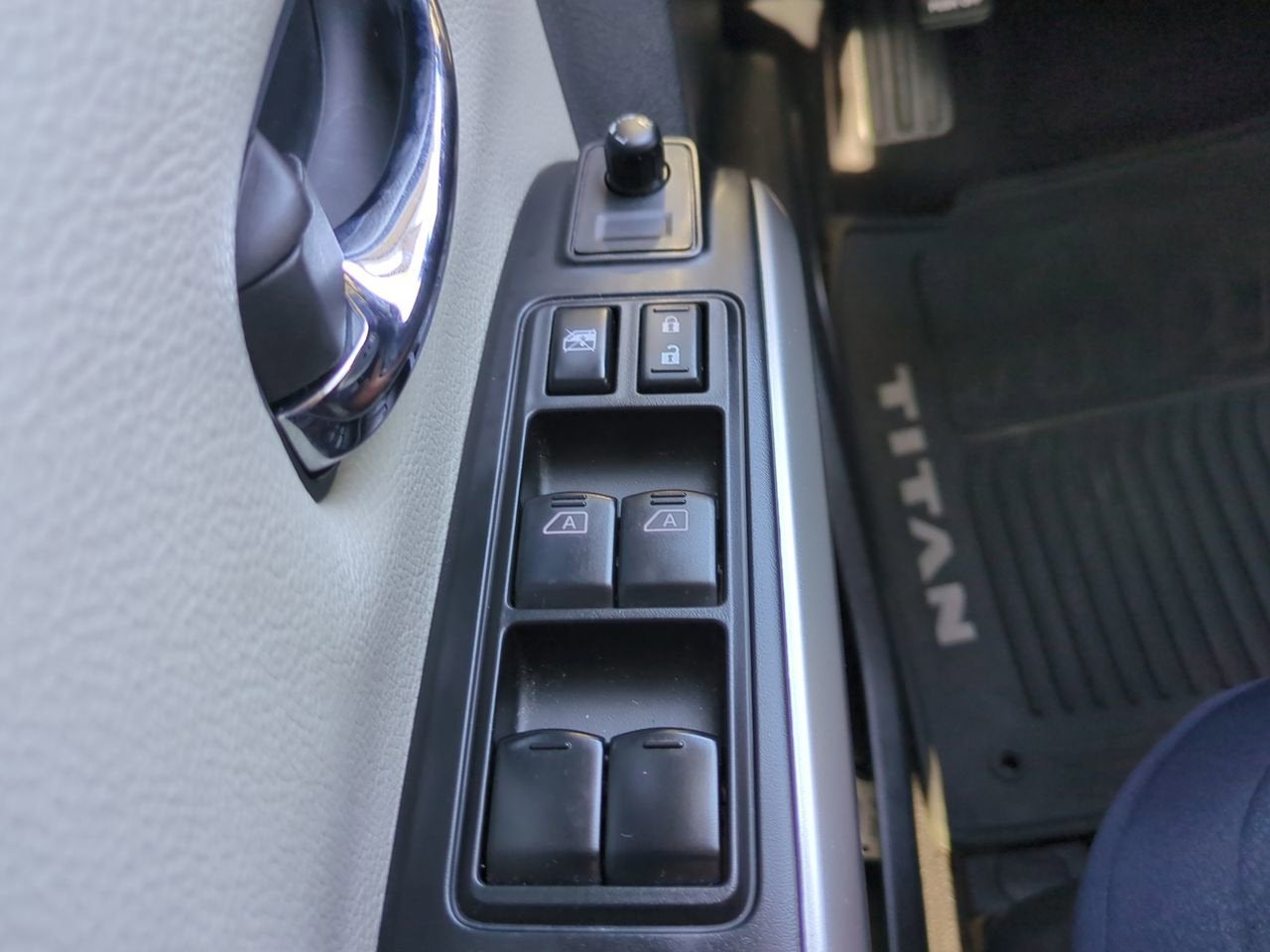 2023 Nissan TITAN Crew Cab SV 4x2